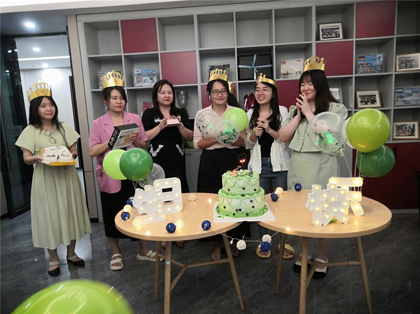 纵身跃入绿色八月里